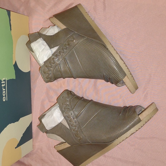 EARTH ๐๐ฃAttalea Bonaire Sandals in Light Blue (like gray) - Picture 15 of 17